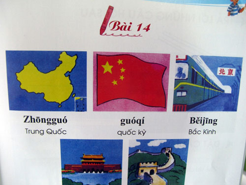 Nhà[-]nghiên[-]cứu[-]Trung[-]Quốc[-]Dương[-]Danh[-]Dy[-]cho[-]rằng:[-]“Trung[-]Quốc[-]không[-]nề[-]hà[-]bất[-]cứ[-]hành[-]động[-]nào[-]để[-]gieo[-]rắc[-]vào[-]người[-]dân[-]ý[-]nghĩ[-]Hoàng[-]Sa,[-]Trường[-]Sa[-]của[-]Việt[-]Nam[-]là[-]của[-]họ”.[-]Trong[-]khi[-]“Trung[-]Quốc[-]không[-]nề[-]hà[-]bất[-]cứ[-]việc[-]gì”[-]với[-]chủ[-]quyền[-]biển[-]đảo[-]phi[-]pháp[-]thì[-]ngay[-]tại[-]Việt[-]Nam[-]lại[-]xảy[-]ra[-]hiện[-]tượng[-]đáng[-]tiếc[-]kể[-]trên.